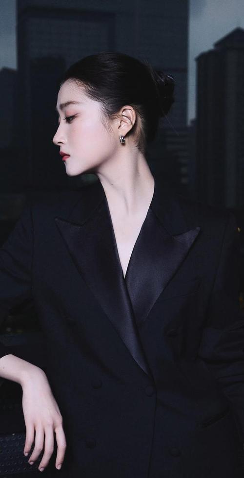 女明星黑色西装_西装黑色明星女图片_明星黑色西服搭配女