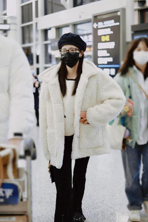 韩雪白色帽子造型分析_女明星机场帽子_明星MLB帽子购买