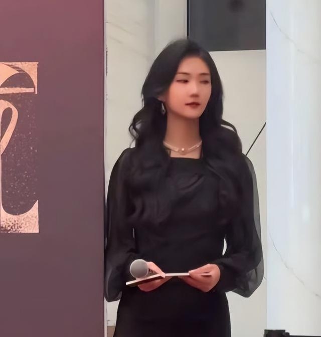 胡冉儿身份背景揭秘_黄晓明新恋情曝光时间线_娱乐圈公布恋情的明星