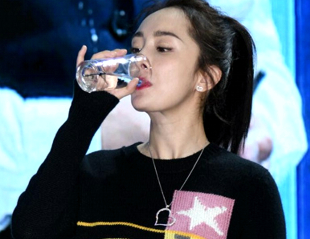 喝水照片卡通图片_女明星喝水的图片_明星喝水的图片